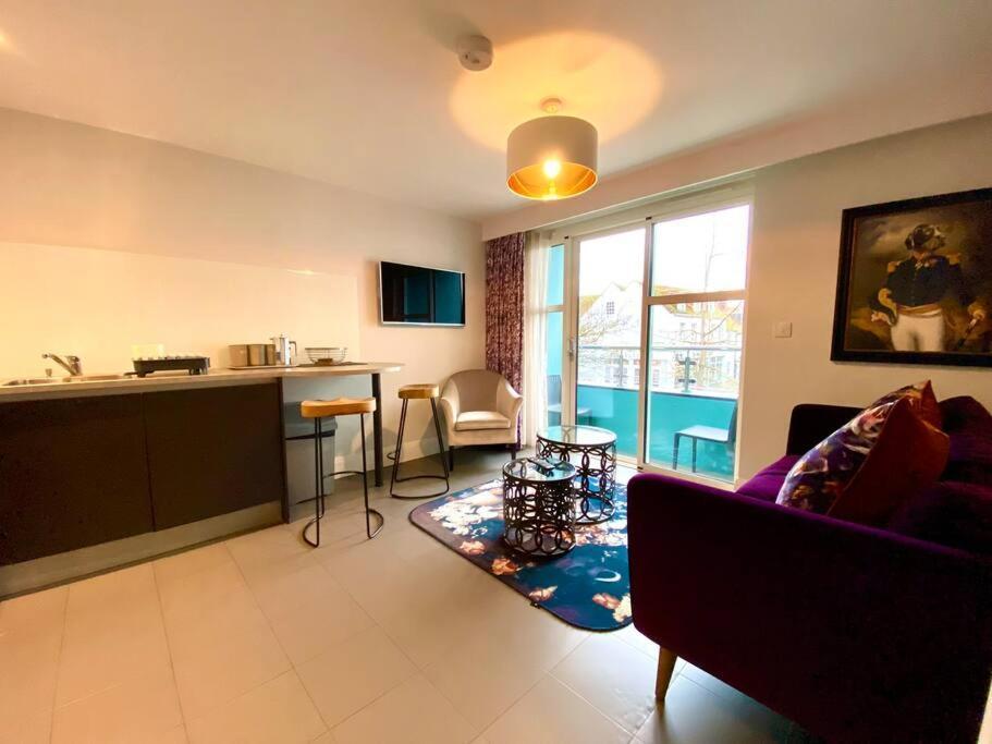 Stunning Apartment - 1 Minute Walk To Poole Quay - Great Location - Free Parking - Fast Wifi - Smart Tv - Newly Decorated - Sleeps Up To 2! Close To Poole & Bournemouth & Sandbanks Ngoại thất bức ảnh