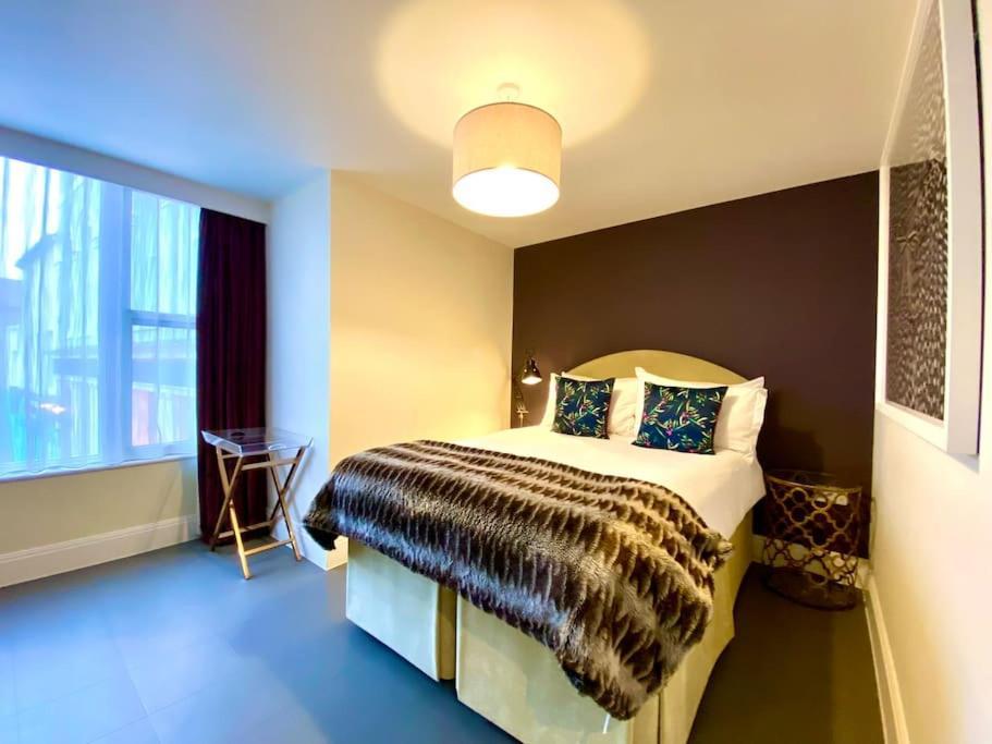 Stunning Apartment - 1 Minute Walk To Poole Quay - Great Location - Free Parking - Fast Wifi - Smart Tv - Newly Decorated - Sleeps Up To 2! Close To Poole & Bournemouth & Sandbanks Ngoại thất bức ảnh
