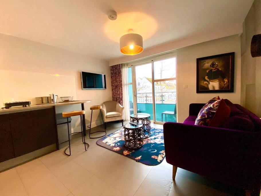 Stunning Apartment - 1 Minute Walk To Poole Quay - Great Location - Free Parking - Fast Wifi - Smart Tv - Newly Decorated - Sleeps Up To 2! Close To Poole & Bournemouth & Sandbanks Ngoại thất bức ảnh